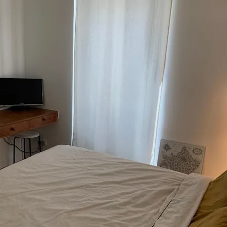 Cozy Love Nest In Paris's 14th District